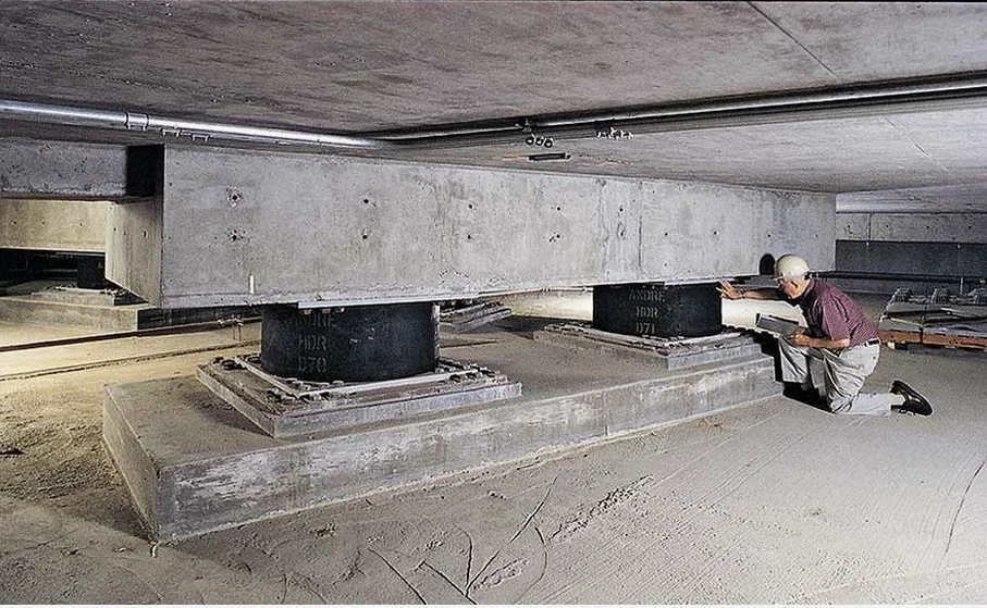 Diseño de Aislación Sísmica de Base en Coronel: Protección Activa para Estructuras Críticas